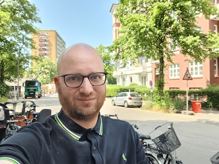 Selfie with more blurring in the background than usual.