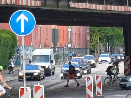 At maximum zoom, the image becomes a watercolour.