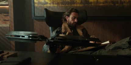 Whatever happened to «Kraven never uses weapons»?!
