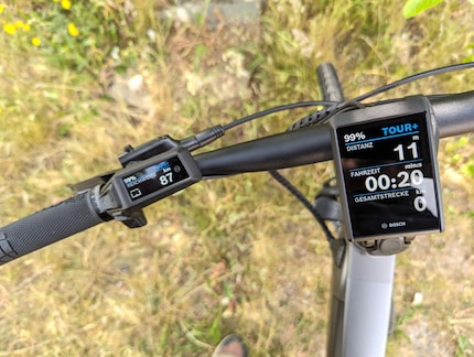 Le nouveau grand écran Kiox 500 combiné avec le petit Purion 200 à gauche du guidon.