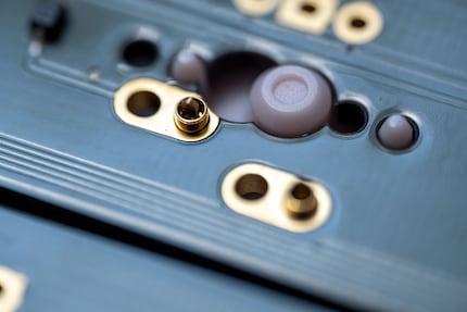 Der Switch, hier von unten gesehen, fixiert den noch nicht angelöteten Mill-Max-Stecker.
