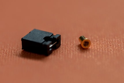 Ein Mill-Max-Stecker ist klein, verdammt klein. Zum Vergleich ein Jumper.