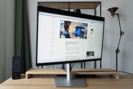 I can rotate, tilt and move the 6K screen up.