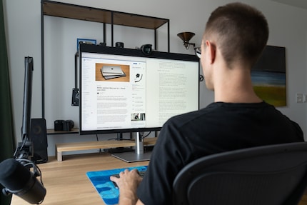 The screen is too bad to be a premium monitor and too expensive to be an office monitor.