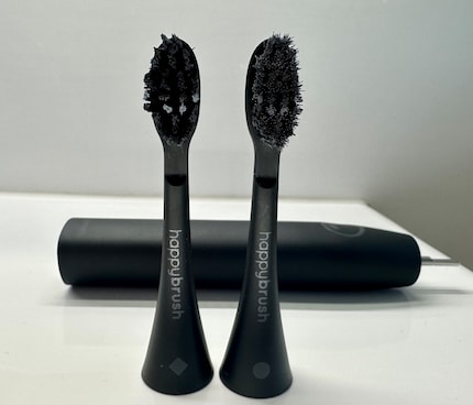 It’s hard to tell with the black brushes, but in fact, some clumps of bristles are getting lighter on the left brush. I used these more.