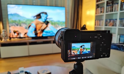 Houd je ogen gericht op het display van de camera om te zien hoeveel ik de helderheid van het beeld moet verminderen zodat het felle licht van de tv het beeld niet helemaal overstemt.