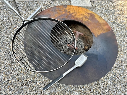 Test site for the Oxo barbecue brush in my garden: fireball with grate and flat plate.