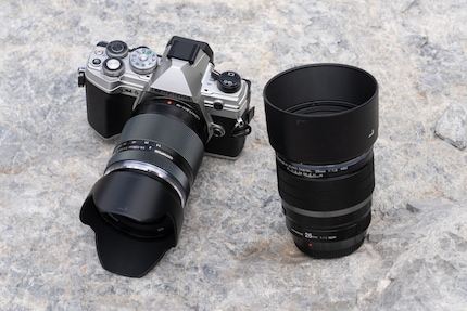 Avec l'OM System, je choisis comme focale fixe le 25 mm f/1.2 (à droite), qui offre beaucoup de bokeh, mais qui est relativement grand. En revanche, le zoom de voyage 14-150 mm (sur l'appareil photo) est très compact.