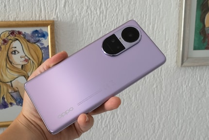 Ik pak altijd graag een kleurrijke telefoon zoals deze paarse Oppo Reno 10.