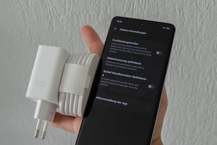 De batterij gaat 30 uur mee. De tijd kan op verschillende manieren worden verlengd in de instellingen.