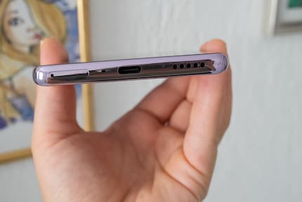 De Oppo Reno 10 Pro heeft maar één luidspreker rechtsonder (en ik in de weerspiegeling ernaast).