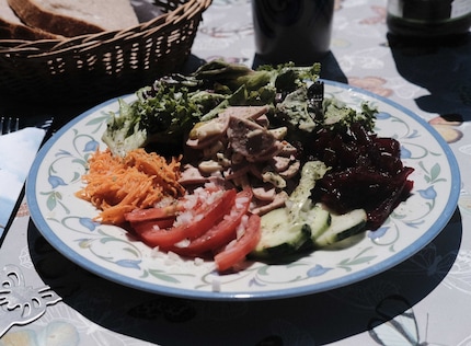 De dagschotel: worstsalade met kaas. Als Pornhub bestond voor voedselporno, zou deze foto in de categorie Amateurs staan.