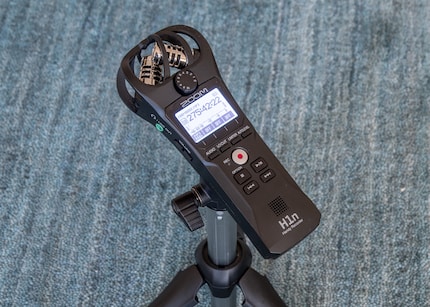 Een klein tafelstatief is de ideale aanvulling op de Zoom-recorder.
