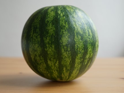 Matt und dunkelgrün soll die Melone sein.