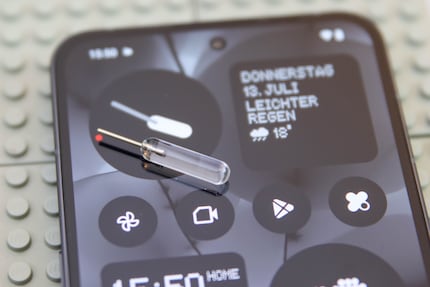 Ontwerpdetail: De SIM uitwerptool is een blikvanger op zich en lijkt zeker niet toevallig op de wijzers van het horloge.