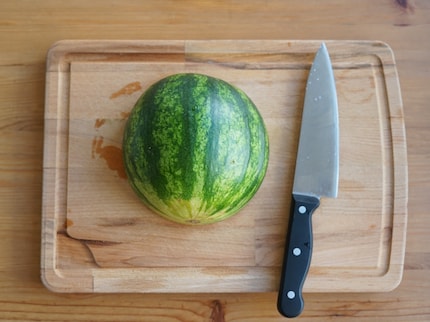 Mit einem grossen Messer geht's am besten.