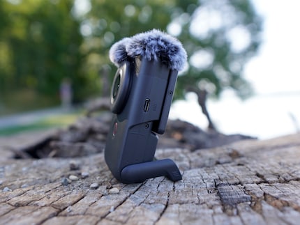 Mit dem integrierten Standfuss kannst du die Canon V10 flexibel hinstellen.