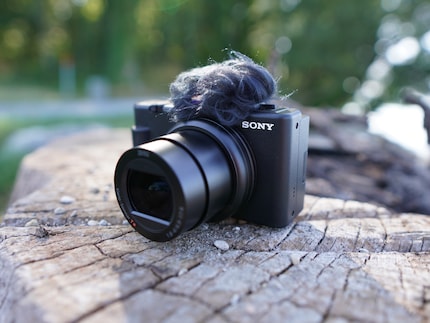 Mit Zoom und vielen Modi bietet die Sony mehr Variabilität.