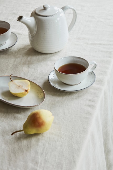 Zelfs met eenvoudig servies maakt de monochrome formule van je tafel een blikvanger.