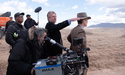 Regisseur Christopher Nolan, zijn cinematograaf Hoyte Van Hoytema en zijn hoofdrolspeler Cillian Murphy schieten Oppenheimer.