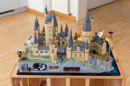 Aan de achterkant van het diorama kun je zien wat er onder Zweinstein gebeurt.