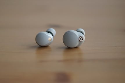 Links das neue, kleinere Modell, rechts der Vorgänger.