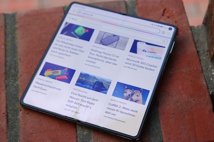 Die Spalte in der Mitte stört nicht. Ich freue mich zudem, im Browser mehr zu sehen, als auf dem schmalen Außendisplay.