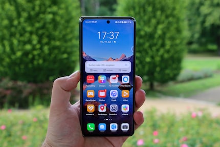 Kunlun Glass schützt das Außendisplay vor Kratzern.