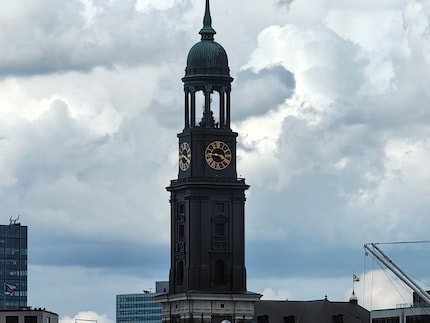 Mit dem zehnfachen Zoom steht der Kirchturm im Fokus.