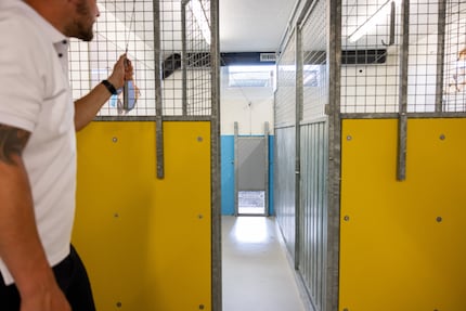Piet Umiker kan het luik van buiten de kooi openen.