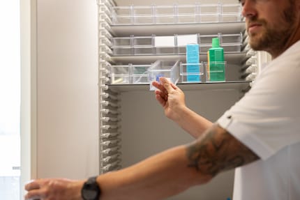 Piet Umiker bewaart de medicijnen voor de dieren in een psychiatrisch medicijnkastje.