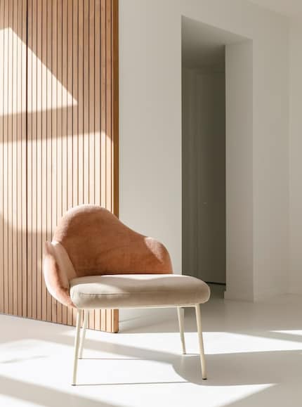 The backrest of the Friuli lounge chair forms a wave.