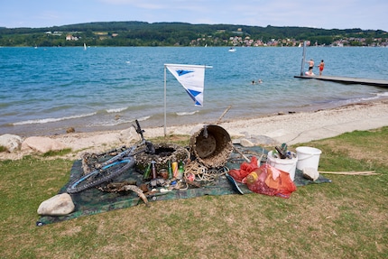 Voorijzer, prullenbak, fiets - de buit van de Cleanup in Steckborn.