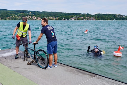 De afvalduikers vonden ook een fiets in het meer.