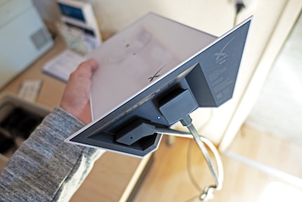 De Starlink router heeft maar twee kabelingangen. Er is geen ethernetpoort en ook geen USB-aansluiting, zoals gebruikelijk bij andere Wi-Fi-routers.