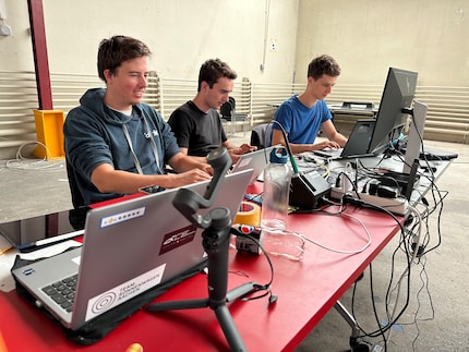 Even if the ETH students are building a solar race car, a lot of the work is done on the computer. Jonas Rudin, Aaron Griesser and Pascal Burkhard (left to right) are working here.