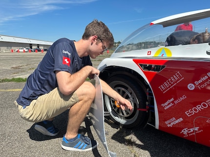 The wheel arches are given covers to reduce drag. These so-called wheel doors only open on tight bends. On the mostly straight race track, they remain closed.