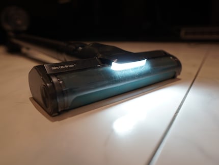 Die LEDs sind etwas zu hoch montiert und lassen den Staub nicht so schön aufleuchten.