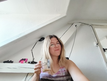 Zo zie ik eruit op de camera van de OnePlus Pad tijdens videogesprekken. Het beeld is gewoon goed. De persoon met wie ik praat kan me goed horen.