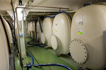 In diesen grossen Tanks werden die Shampoos gelagert.