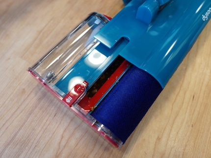 De opvangbak (in het rood) is een beetje open. Je moet voorzichtig zijn als je hem leegt. 