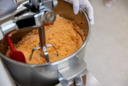 De mixer mengt de mousse en het zout tot een homogene massa.