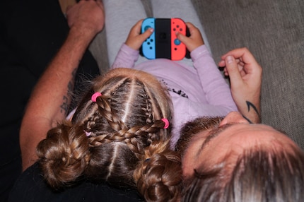 Zoe tient déjà la manette comme une pro.