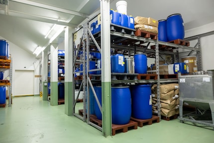 Hier werden die Kräuter in Säcken gelagert. Die daraus gefertigten Flüssig-Extrakte befinden sich in den blauen Gefässen.