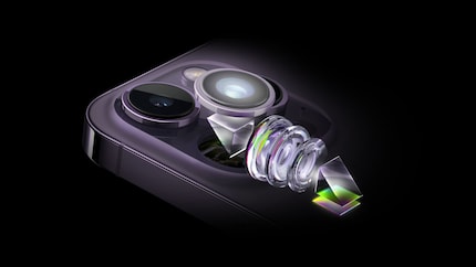 This is roughly how you can imagine the lens of the periscope camera. It is installed lengthways in the smartphone. This allows longer focal lengths with the same size sensor. Samsung already uses this trick in the S23 Ultra.