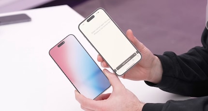 A model of the iPhone 15 Pro in comparison with the iPhone 14 Pro: The display edges should be significantly thinner.
