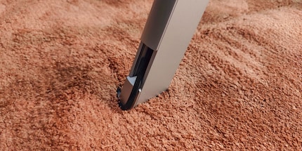 Das Kabel «fliesst» durch einen kleinen Kanal hinter dem Fernseher zu einem Standfuss und von dort zum Boden.