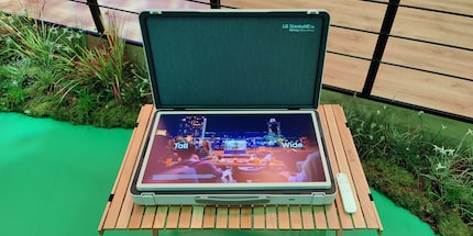 Legst du den Fernseher flach in den Koffer, wird er zum Tablet und kann sogar zum Spielen benutzt werden. Schach zum Beispiel.