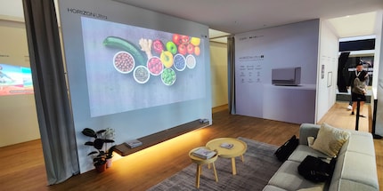 Here the projector is projecting directly onto a wall. I would never do without a screen, especially during the day.