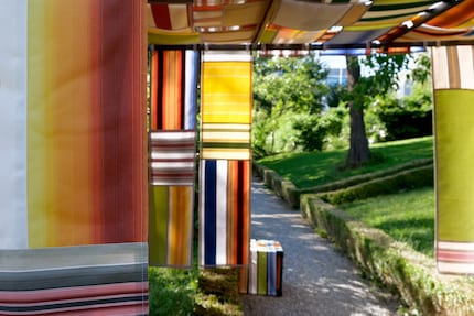 Bei seiner Installation «Brise» bilden Vorhänge aus alten Markisen einen Pergola-artigen Raum.
